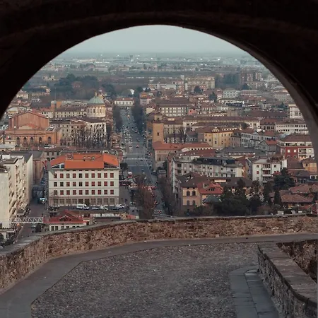 Golden Teal & Silver Birch דירה ברגמו